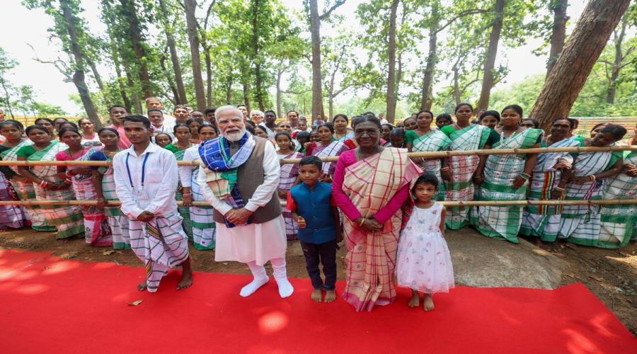 राष्ट्रपति के जन्मदिन पर उनके गाँव पहुंचे मोदी